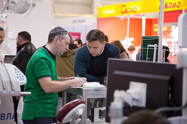 Стенд компании GREEN DENT на выставке Дентал-Ревю 2020-37.jpg