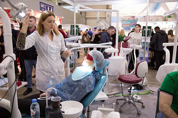 Стенд компании GREEN DENT на выставке Дентал-Ревю 2020-33.jpg